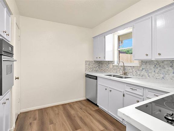 4th image of 13626 Fernhill Dr