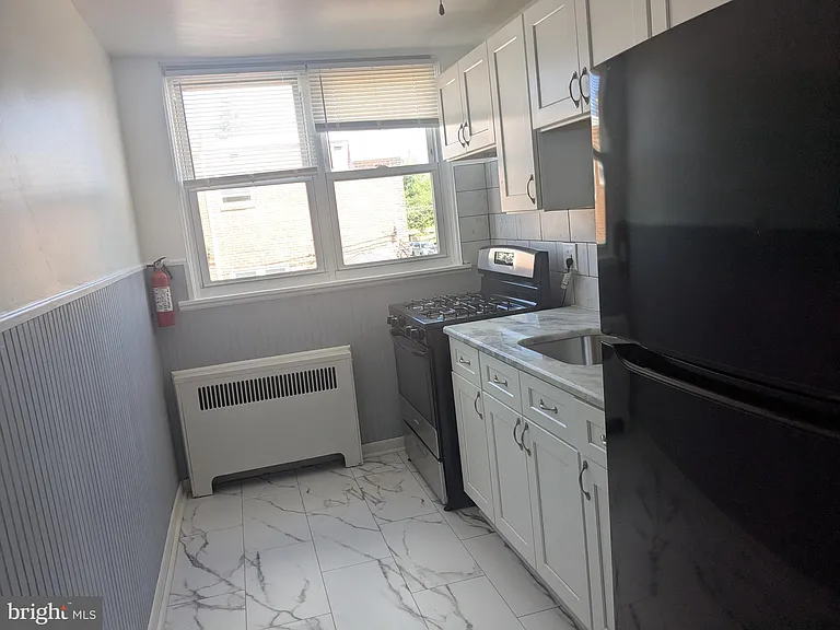 1327 E Weaver St — Photo 3
