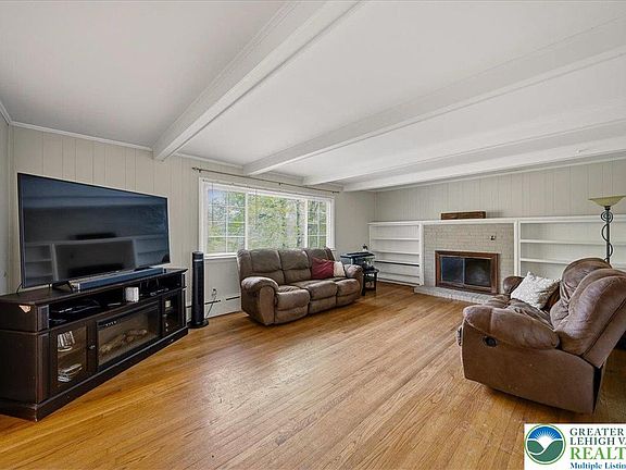 3rd image of 1115 Crestview Dr