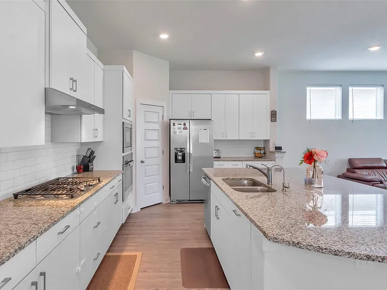 563 Saturnia Dr — Photo 7
