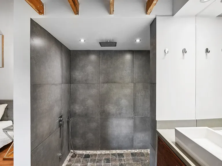 585 NE 121st St — Photo 17