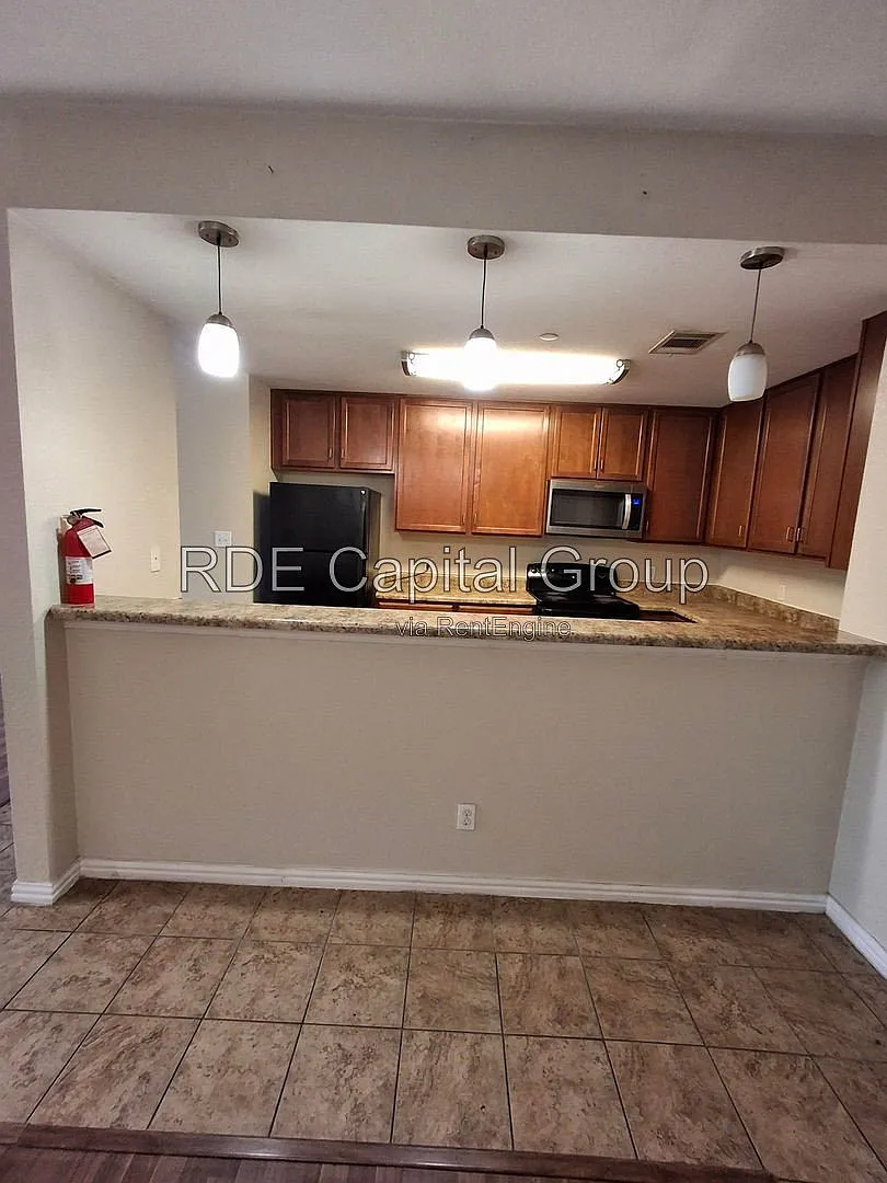 3 bed, 2.0 bath, 1345 sqft, $1,700 — Photo 3