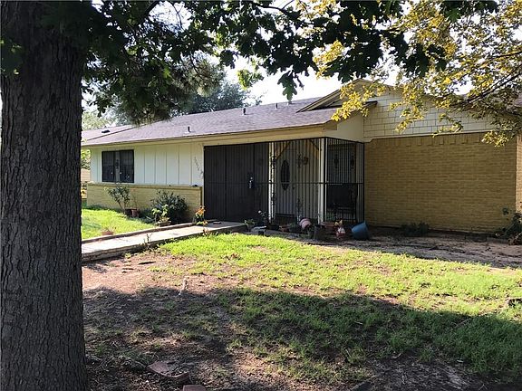 3rd image of 10416 Castlerock Dr