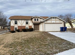 1035 Shadowoak Dr, Ballwin, MO 63021