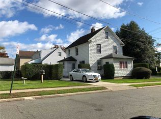 3 Elm St, Roslyn Heights, NY 11577