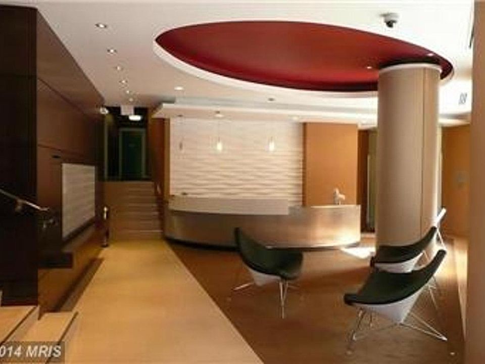 Modern lobby with 24/7 desk personnel and electronically res