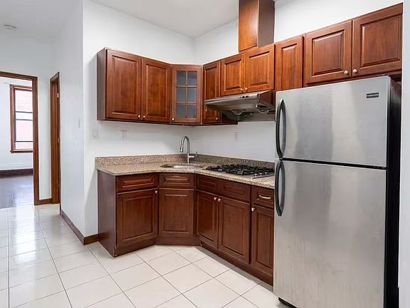 4th image of 870 Clarkson Ave #2R