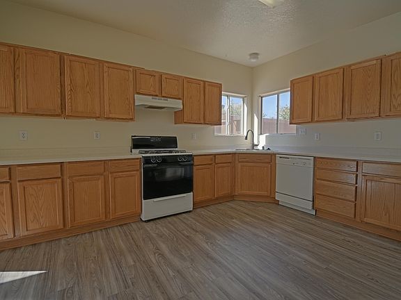 4th image of 5816 Nightingale Ct NW