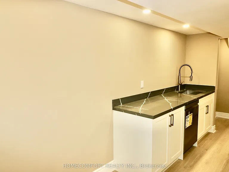 126 Gamble Glen Cres #LOWER — Photo 12