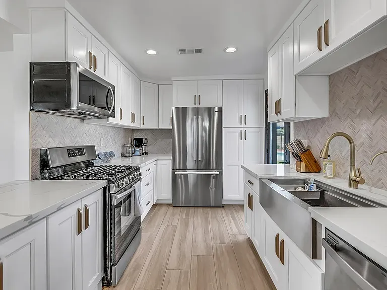 1749 E Yale St — Photo 8