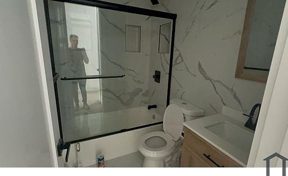 4th image of 1093 Longwood Ave #2