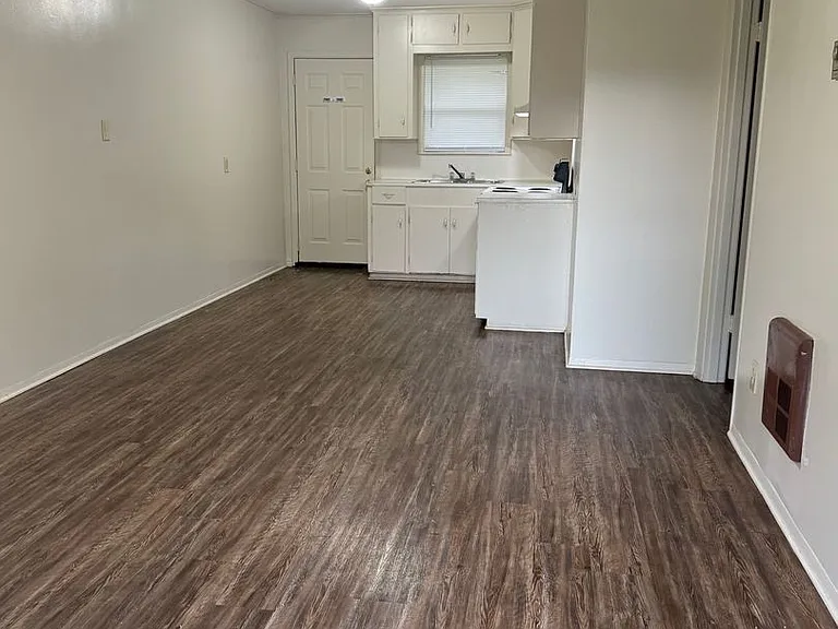 1501 Silver Falls Rd — Photo 1