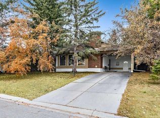 5279 SW Dalcroft Cres NW, Calgary, AB T3A 1N6