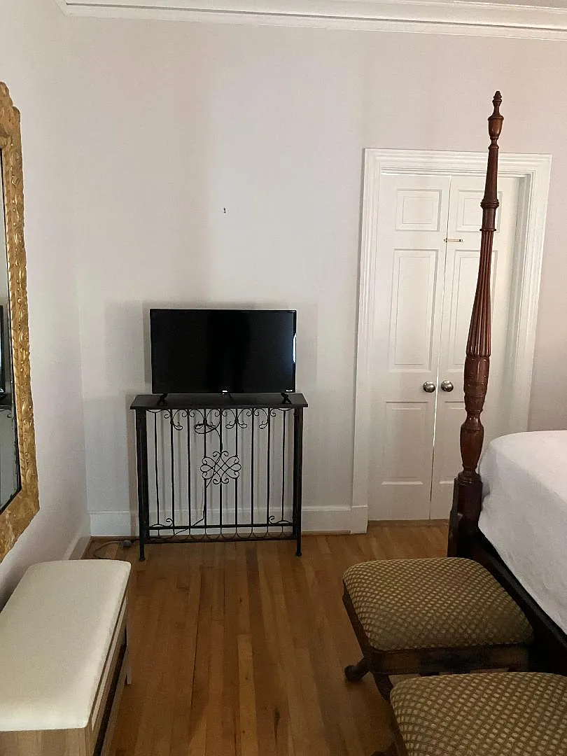 4 bed, 2.5 bath, 2250 sqft, $900 — Photo 1