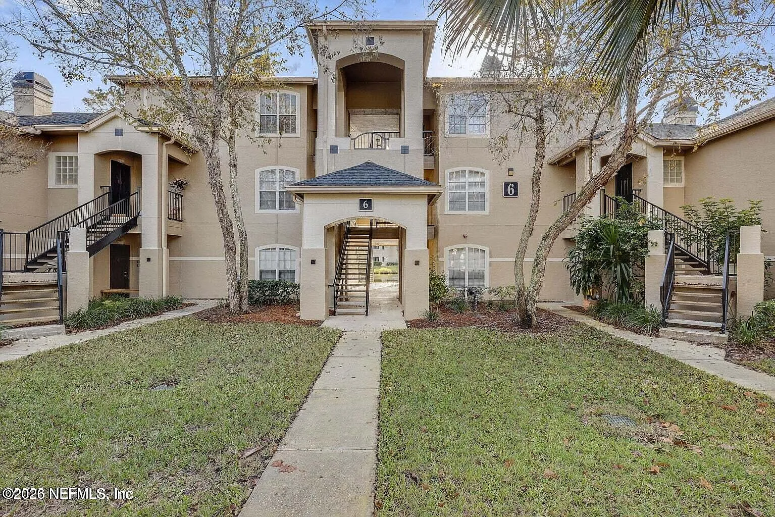 3 bed, 2.0 bath, 1413 sqft, $2,390 — Photo 2