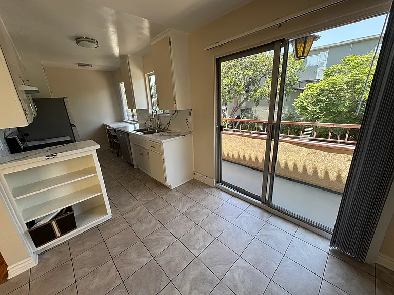 1040 N Laurel Ave #5 — Photo 31