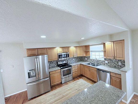 3rd image of 190 S Circle Dr
