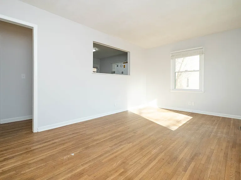 606 Village Ct — Photo 7