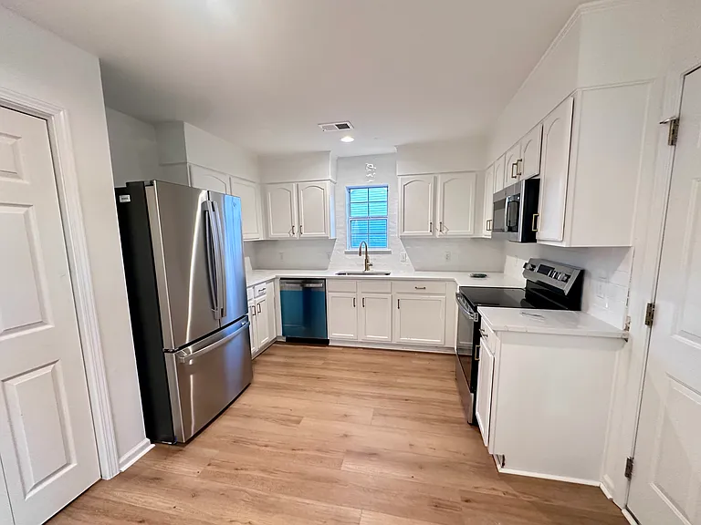 210 Barnwell St — Photo 8