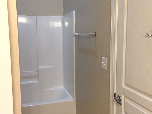 4th image of 922 Main St APT 303