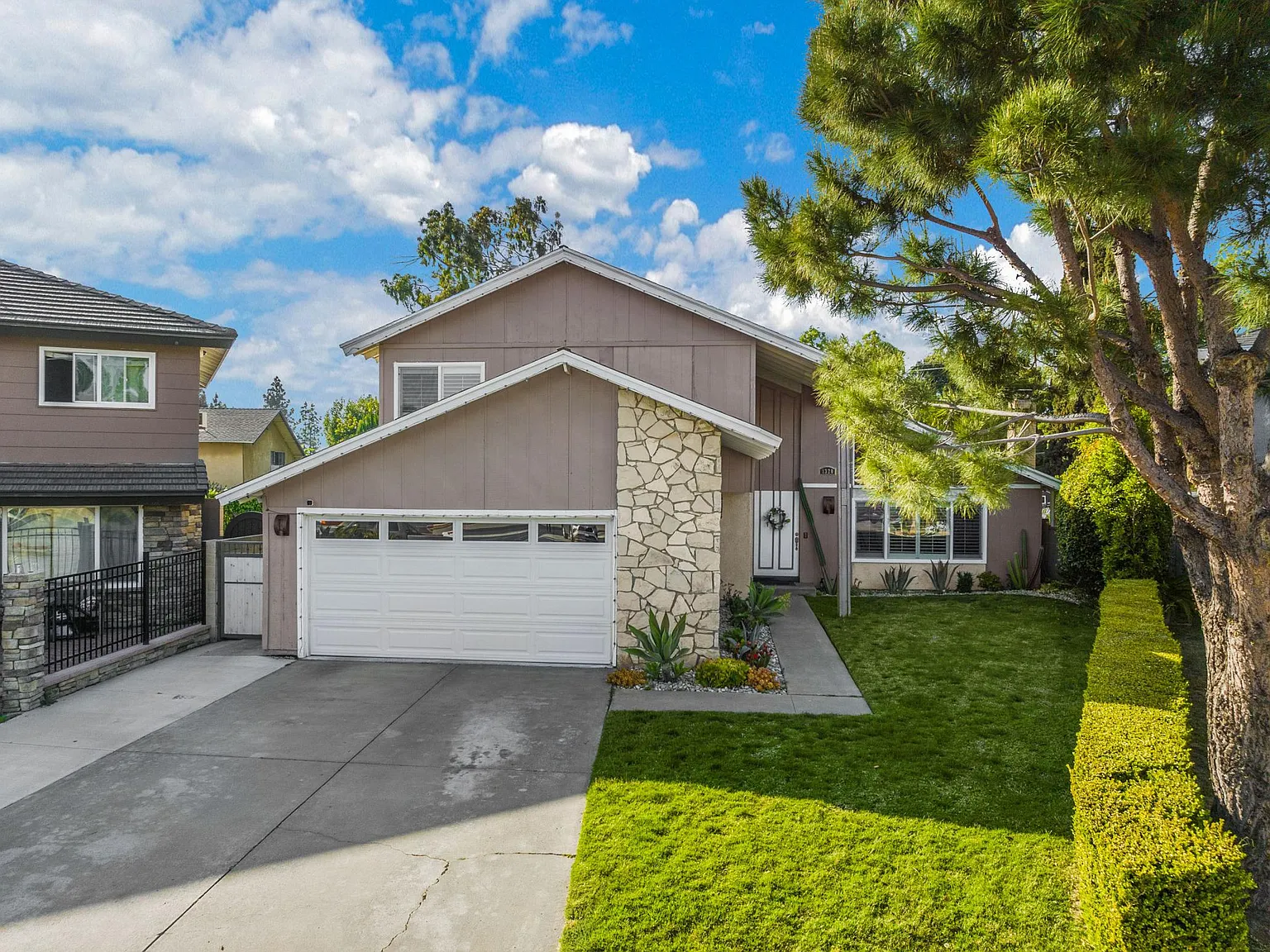 1320 N Van Gogh Cir — Photo 3