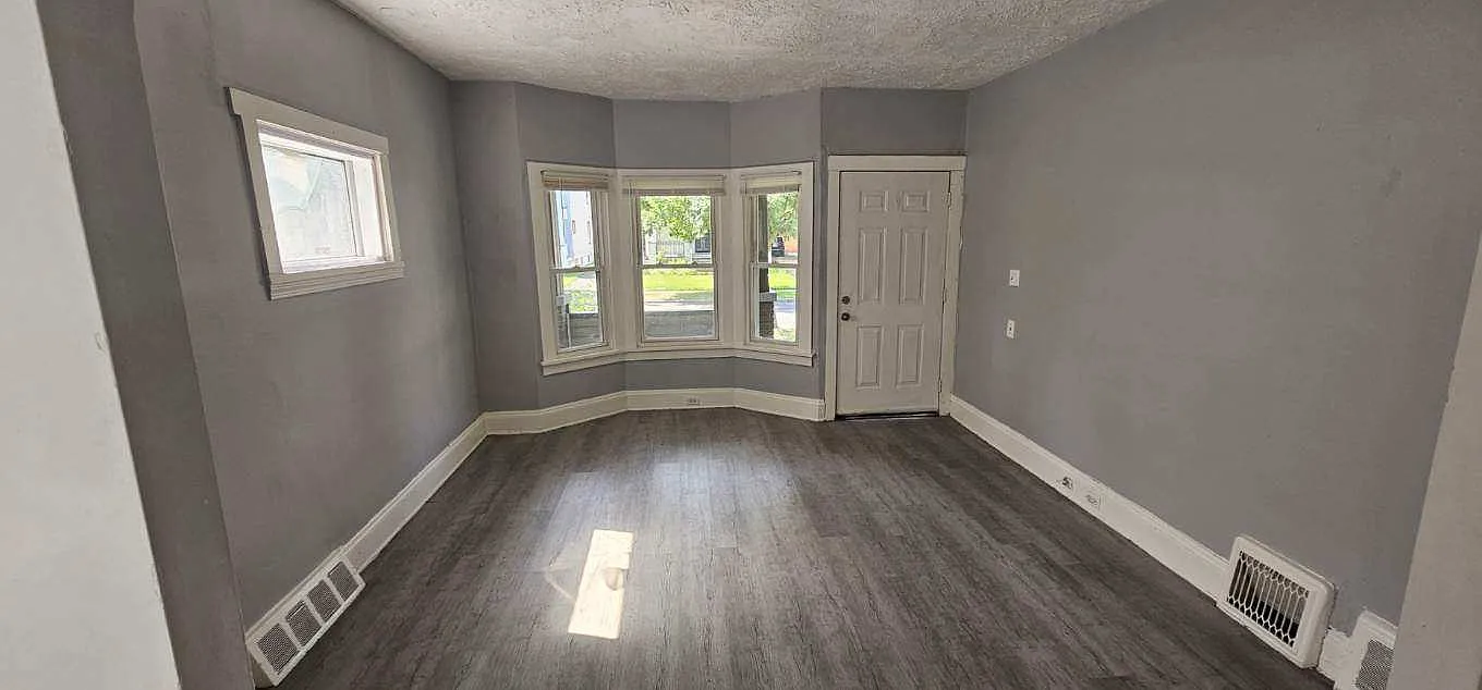 11229 Parkview Ave — Photo 2