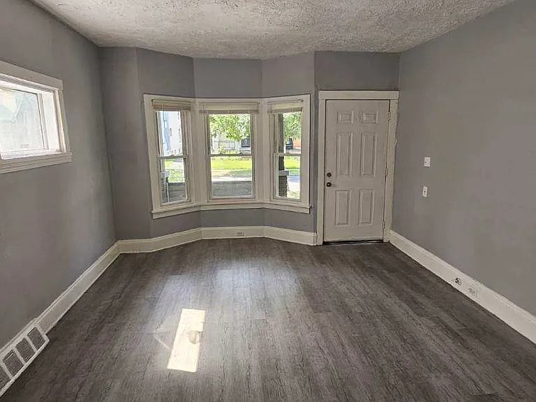 11229 Parkview Ave — Photo 2
