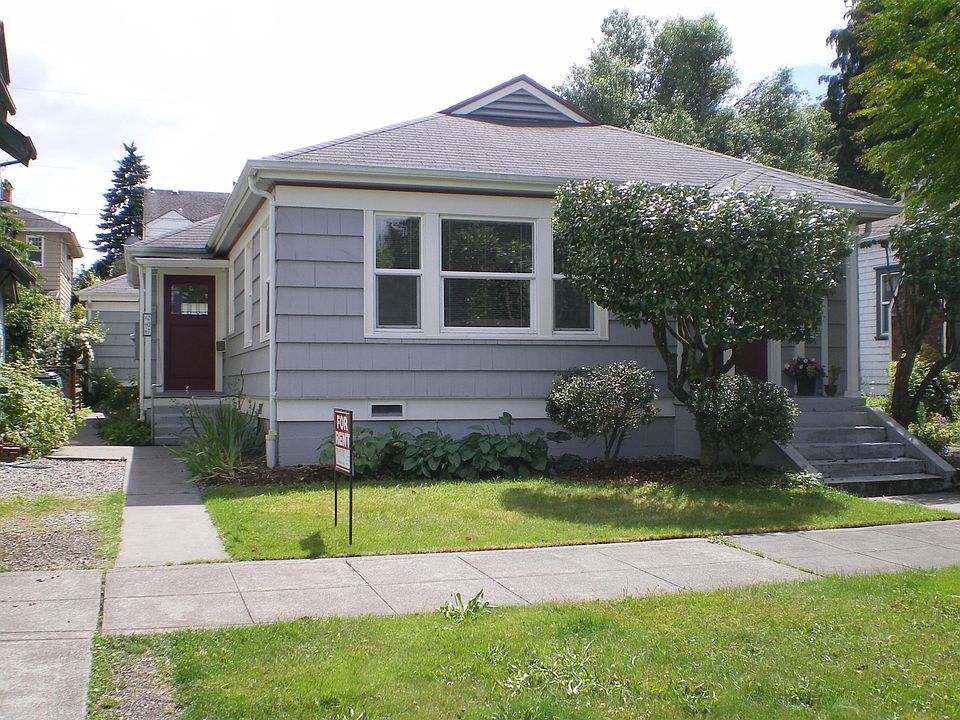 Door to 207 is on left, just inside is a small foyer w/coat