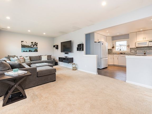 5th image of 22 Fairline Dr