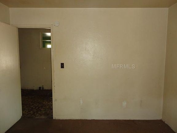 3rd image of 978 Melrose Ave S