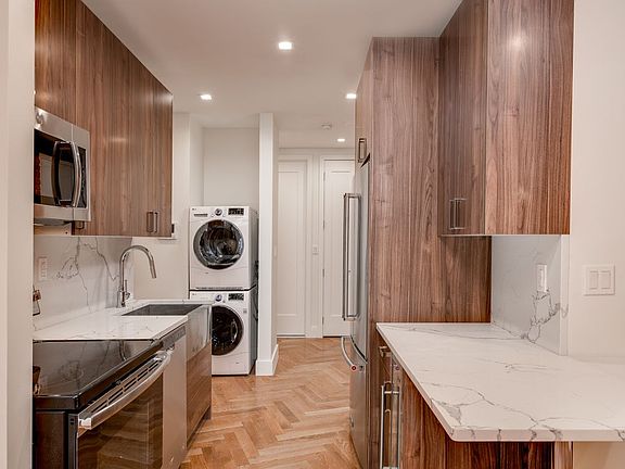 4th image of 941 Washington Ave #402