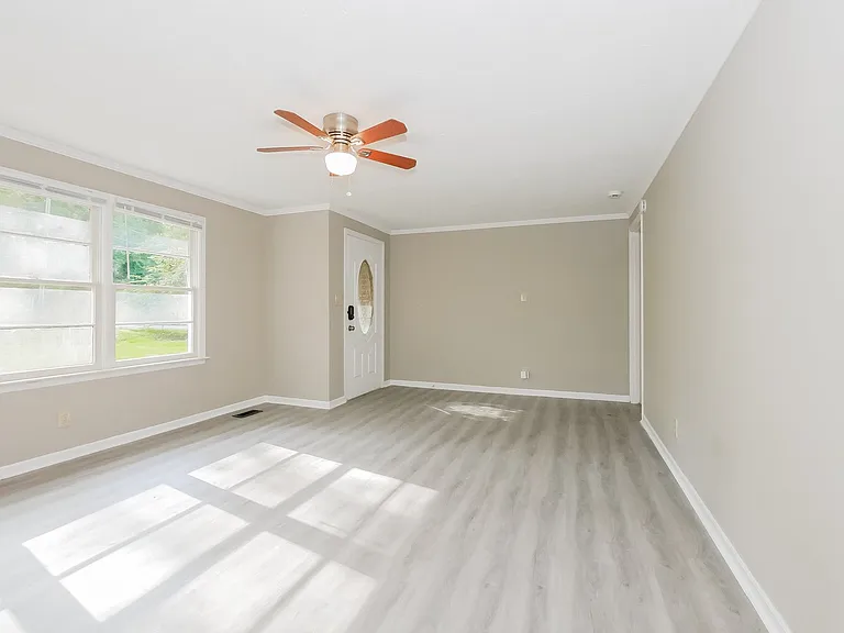 1857792_017_living_room_12933148.jpg