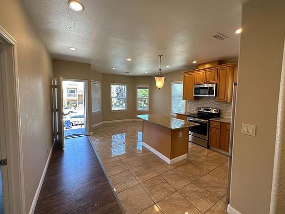 4th image of 279 Estabrook St APT A