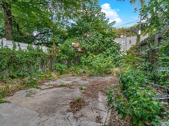 3rd image of 125 E 35th St