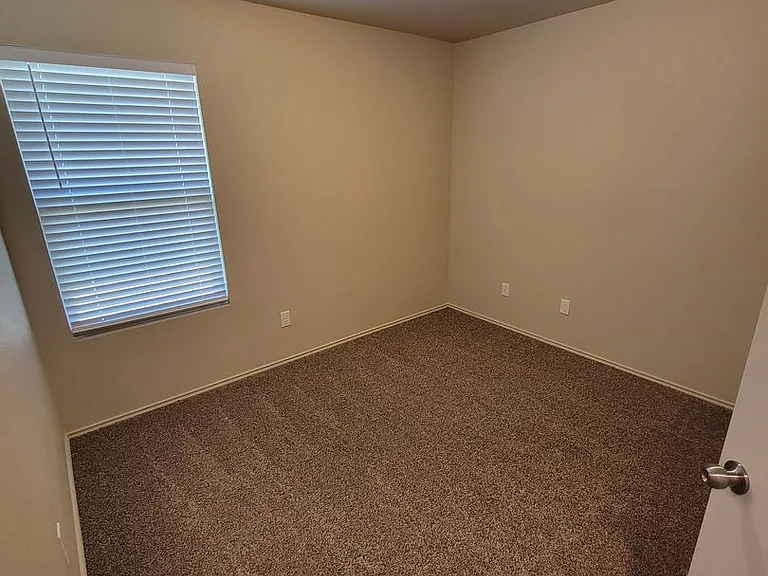 2136 Heritage Ln — Photo 9