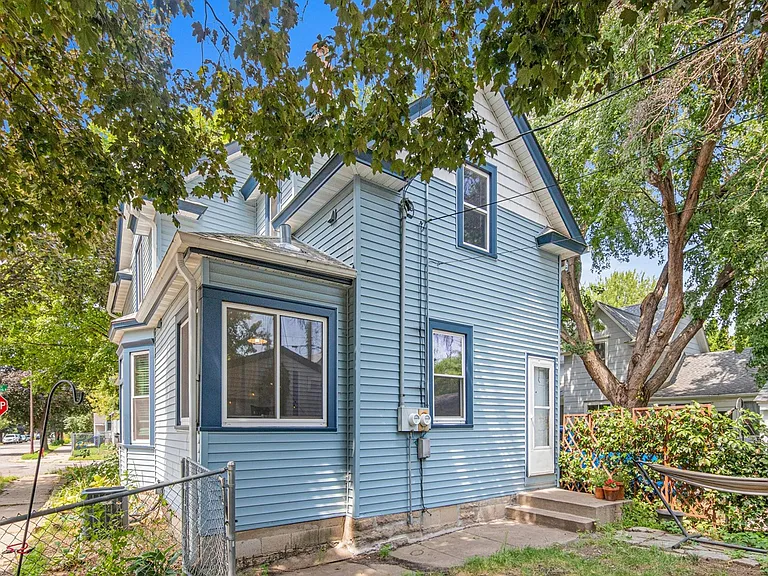 1002 Oxford St N — Photo 2