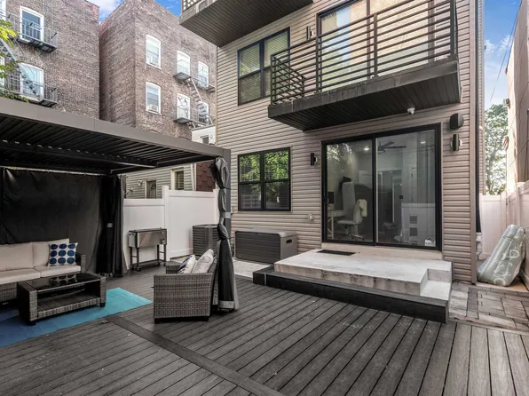 865 Summit Avenue image 3 of 38