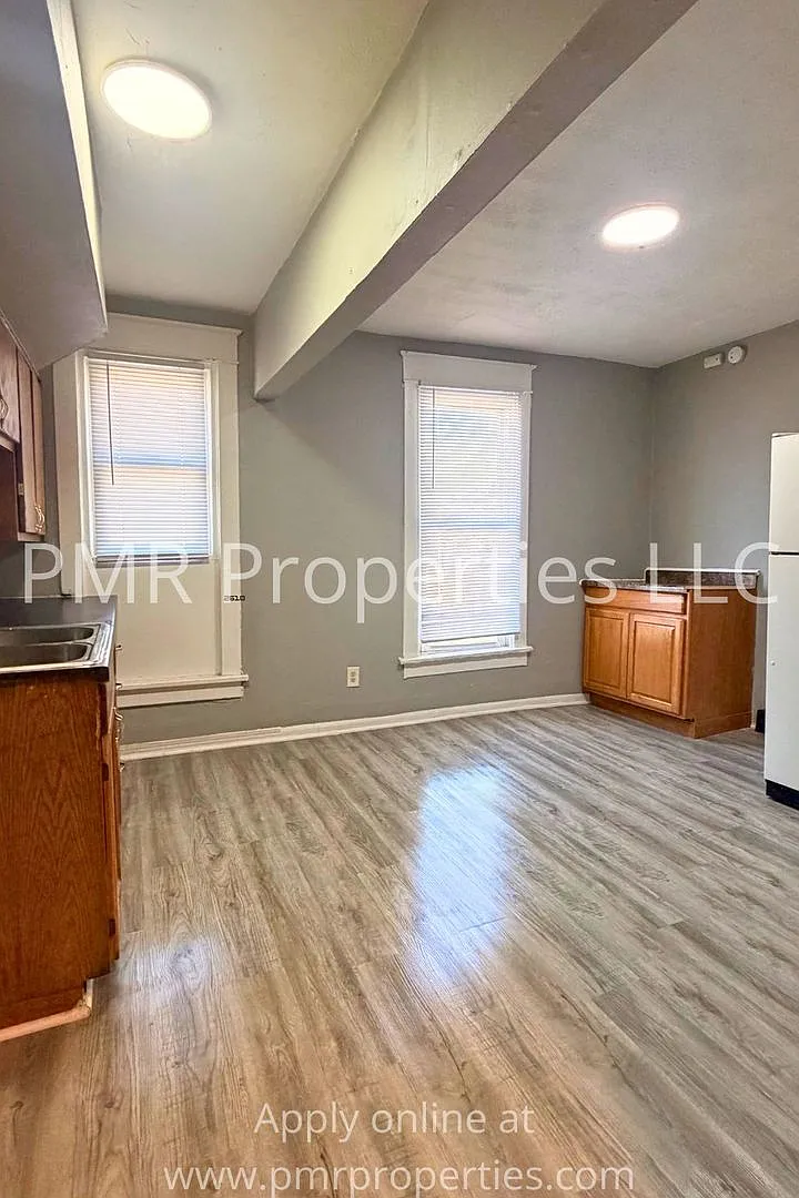 828 Ave B — Photo 3