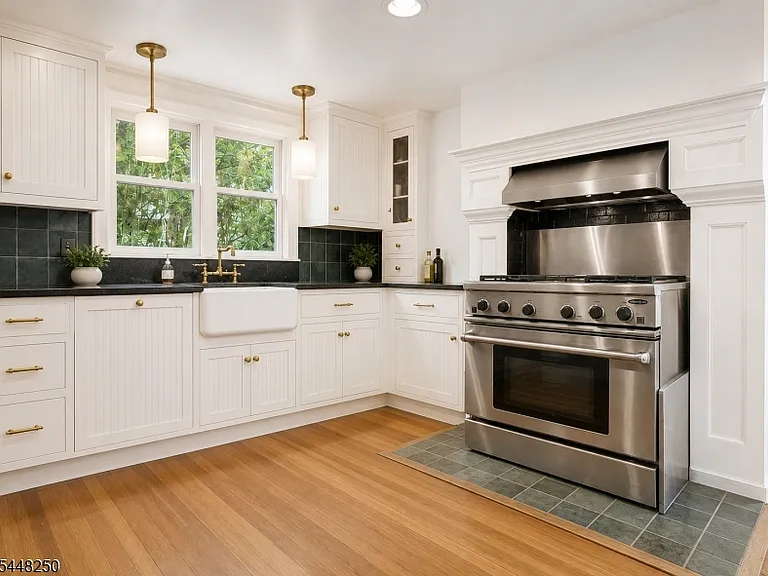 28 Franklin Pl — Photo 2