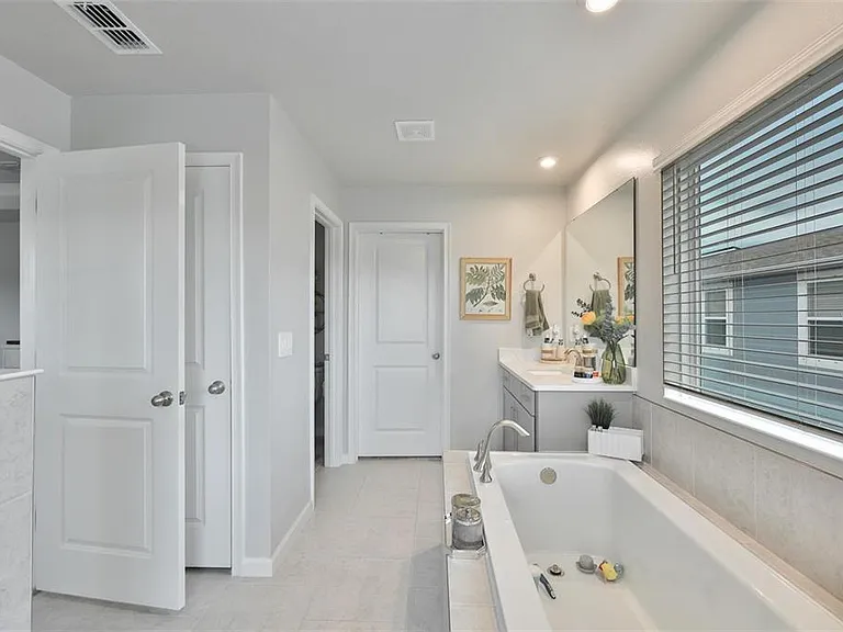 1123 Creek Valley Ct — Photo 12