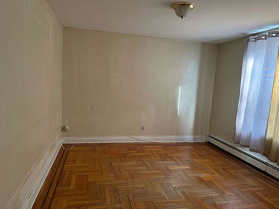 Living/dining room (before painting)