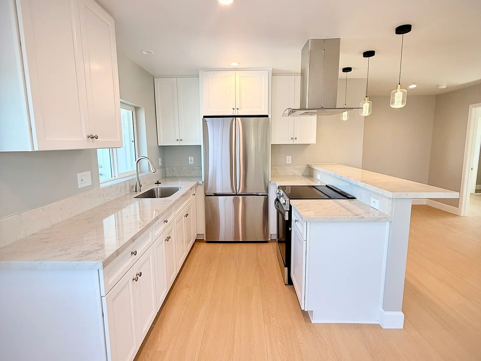 2 bed, 800 sqft, $3,000 — Photo 2