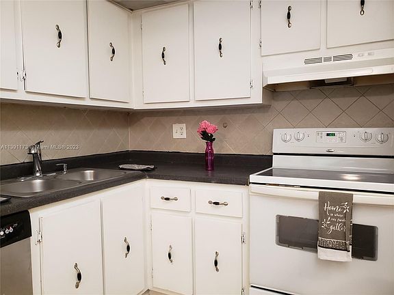4th image of 4354 NW 9th Ave APT 13-3C