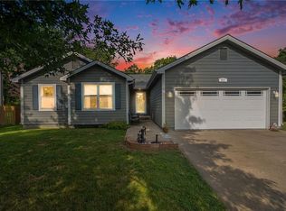 911 Riverside Ct, Lawrence, KS 66044