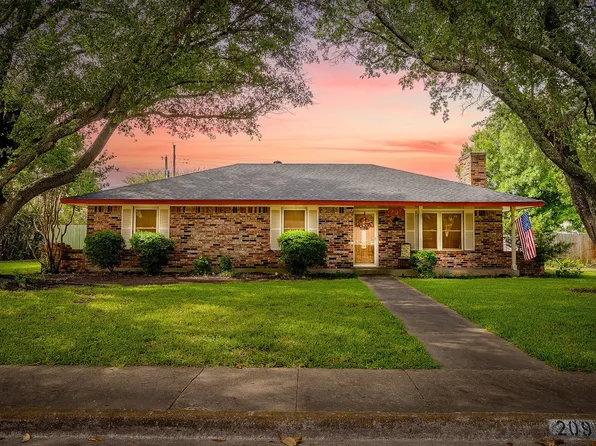 209 Hillcrest Dr, Midlothian, TX 76065
