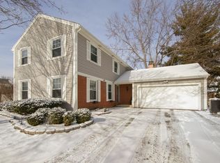 2 Warrington Rd, Vernon Hills, IL 60061