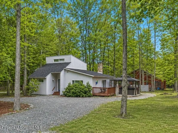 1045 Mountain Top Dr, Lake Ariel, PA 18436