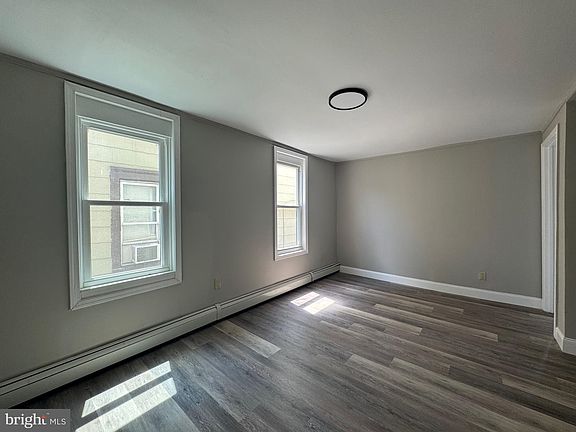 4th image of 242 N Broadway #C