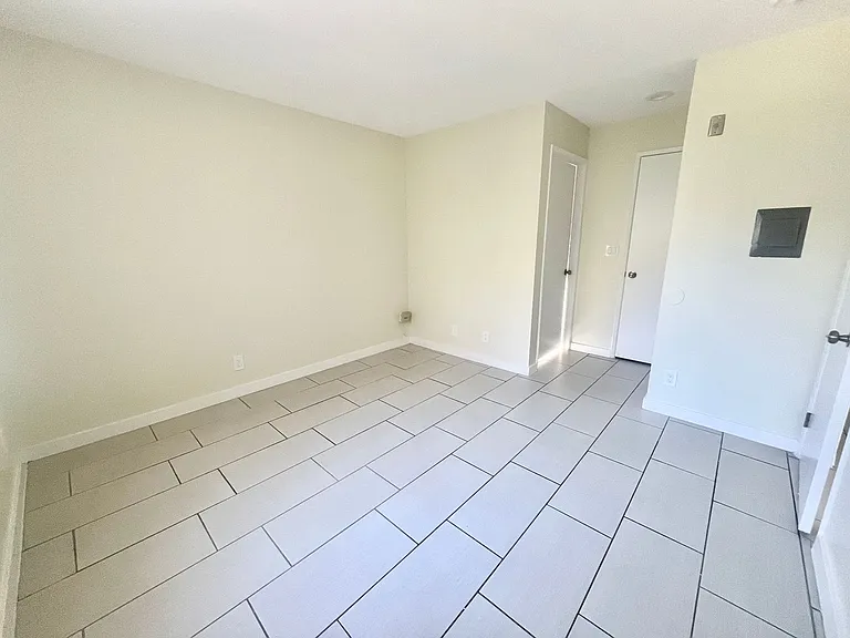 800 Glenoaks Apartments — Photo 18