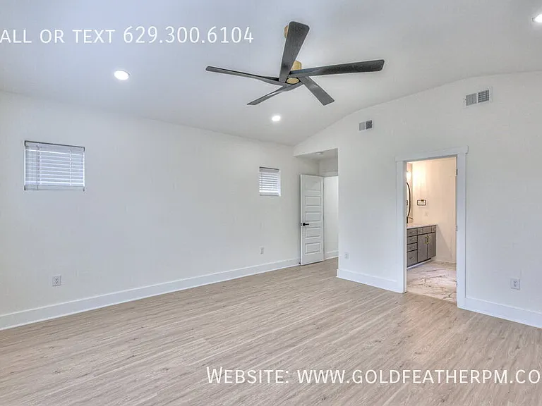 402B E Trinity Ln — Photo 23